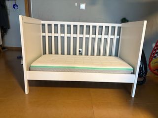 Cuna de madera blanca para bebé con colchón