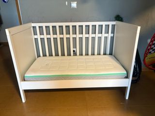 Cuna de madera blanca para bebé con colchón