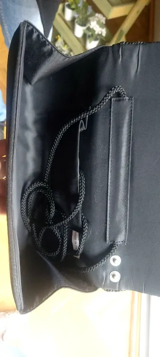Cartera de fiesta negra con pedrería