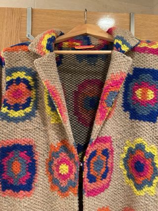 excelente abrigo abierto con broche ideal, multico