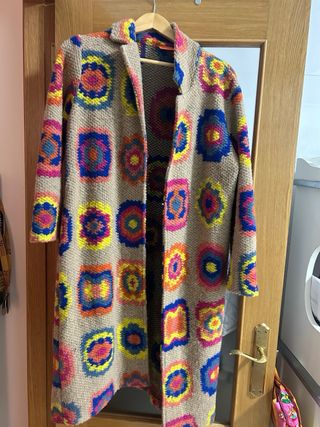 excelente abrigo abierto con broche ideal, multico