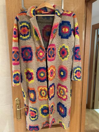 excelente abrigo abierto con broche ideal, multico