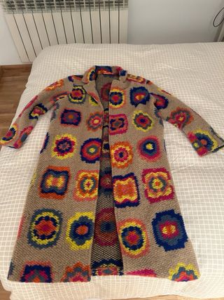 excelente abrigo abierto con broche ideal, multico