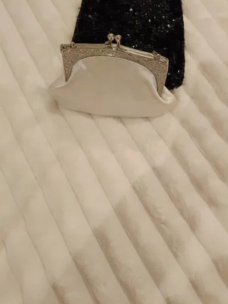 Bolso de fiesta satén plata/sin marca.