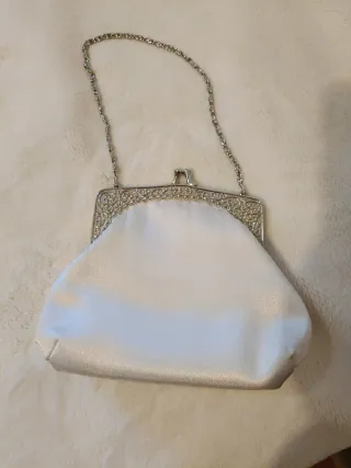 Bolso de fiesta satén plata/sin marca.
