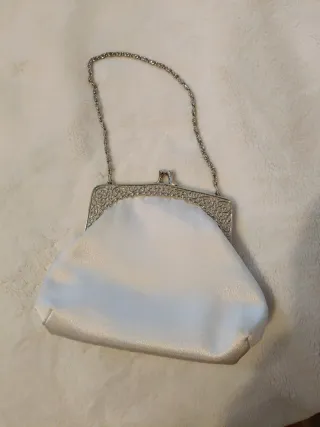 Bolso de fiesta satén plata/sin marca.