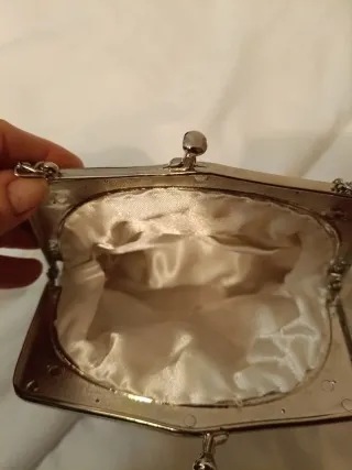 Bolso de fiesta satén plata/sin marca.