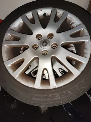 Llantas 17"con cubiertas semi-nuevas. Renault