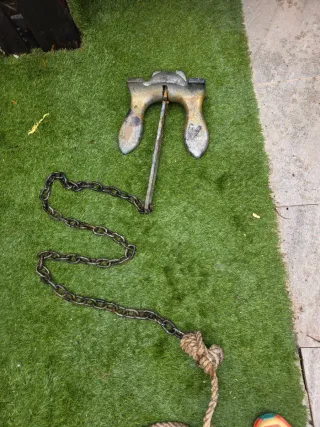 Ancla de barco con cadena.