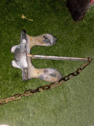 Ancla de barco con cadena.