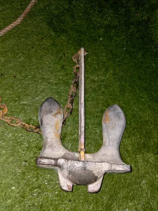 Ancla de barco con cadena.