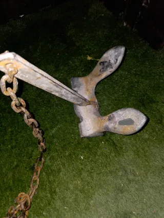 Ancla de barco con cadena.