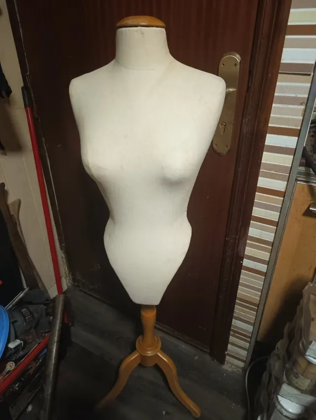 Maniquí de costura beige y marrón
