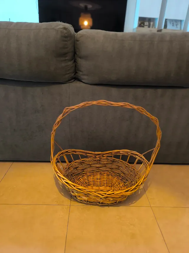 Cesta de mimbre con asa