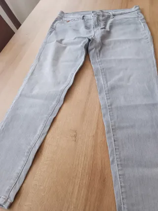 Pantalón vaquero gris