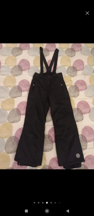 Mono de esquí negro con tirantes