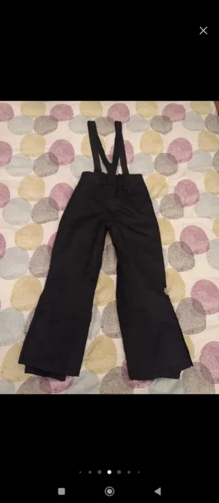 Mono de esquí negro con tirantes