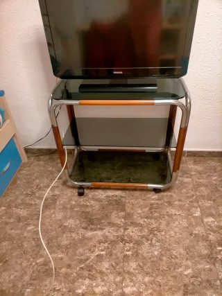 Mesa TV cristal con ruedas