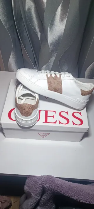 Zapatillas Guess Blancas y Beige