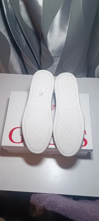 Zapatillas Guess Blancas y Beige