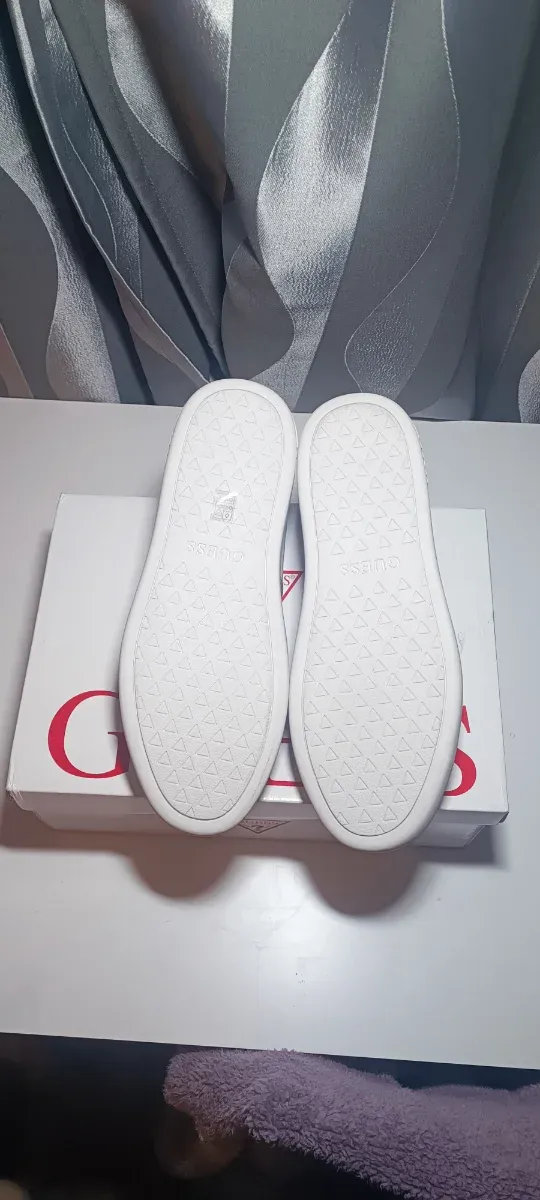 Zapatillas Guess Blancas y Beige