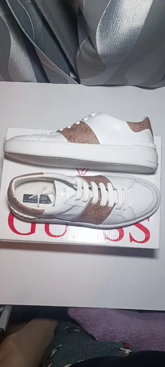 Zapatillas Guess Blancas y Beige