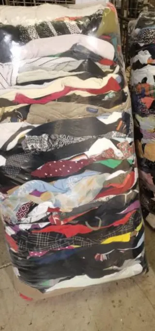 29 kilos de ropa usada de marca de mujer