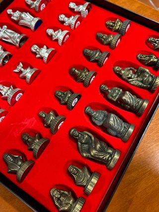 Piezas de ajedrez metálicas