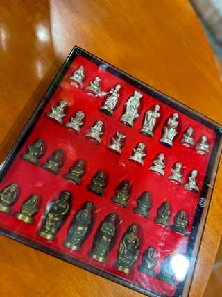 Piezas de ajedrez metálicas