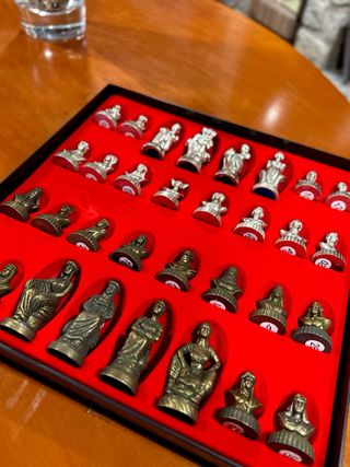 Piezas de ajedrez metálicas