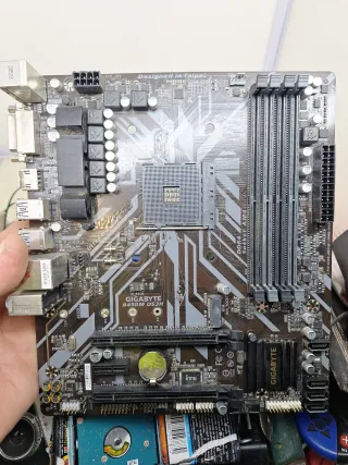 Placa Base Gigabyte B450M DS3H