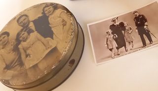 Caixa Biscoitos Família Real 1930 + Postal