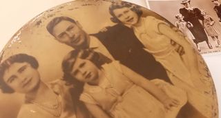 Caixa Biscoitos Família Real 1930 + Postal