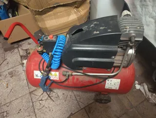 Compresor de aire rojo