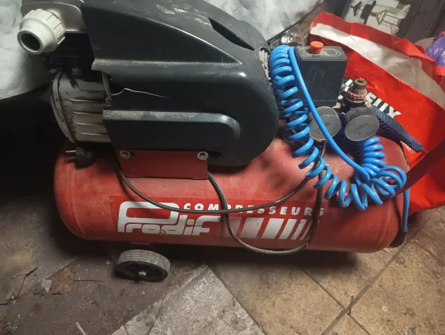 Compresor de aire rojo