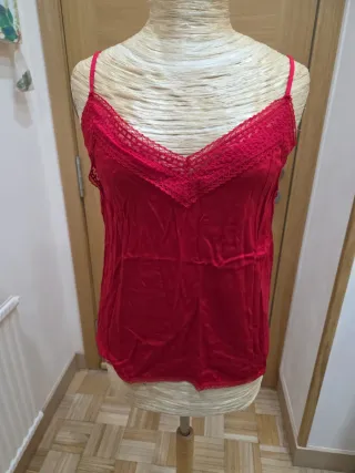 Blusa roja con encaje