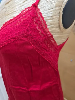 Blusa roja con encaje