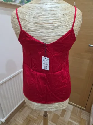 Blusa roja con encaje