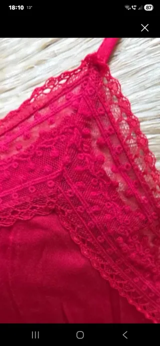 Blusa roja con encaje