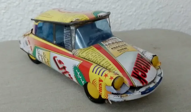 Auto d'epoca in lamiera da collezione