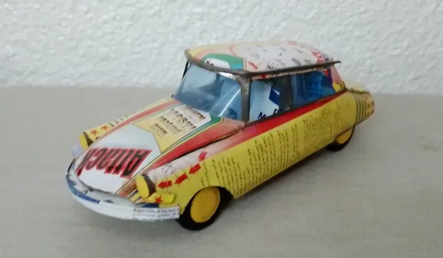 Auto d'epoca in lamiera da collezione