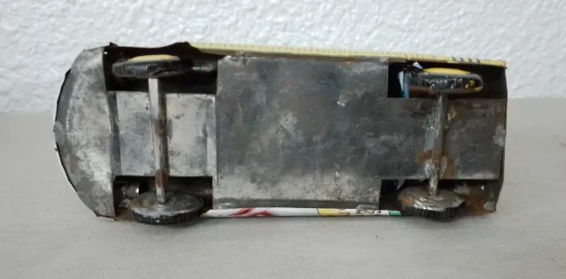 Auto d'epoca in lamiera da collezione