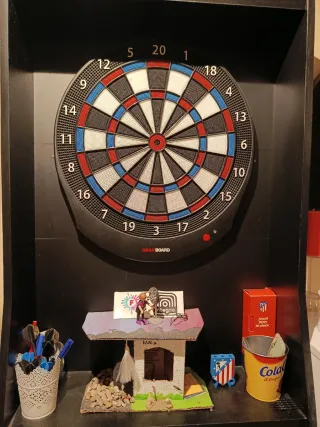 Mueble negro con diana