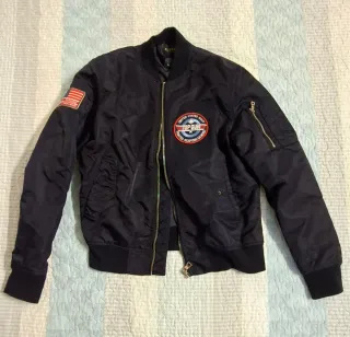 Chaquetas bomber una es marca adidas