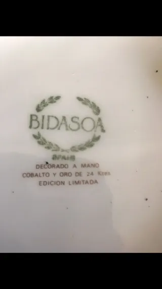 Alacena de madera con vajilla de porcelana