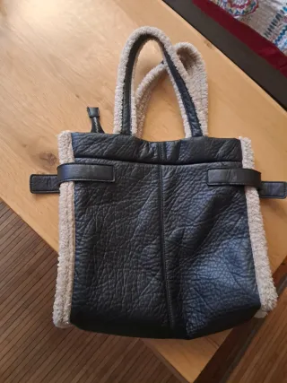 Bolso negro piel sintética y borreguito.Nuevo