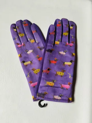 Guantes morados con estampado de perros salchicha