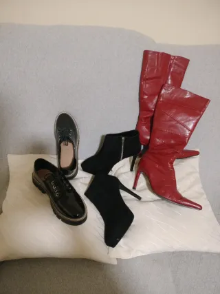Botas de mujer rojas, botines y zapatos negro.