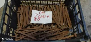 Chiodi antichi in ferro battuto con testa quadrata