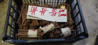 Chiodi antichi in ferro battuto con testa quadrata